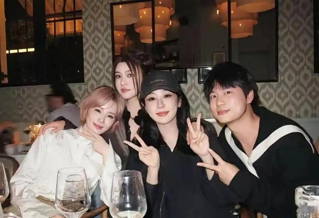 陈妍希分享聚餐照片！刘诗诗金发超吸睛杨紫轻松自在，43岁的她魅力四射！​