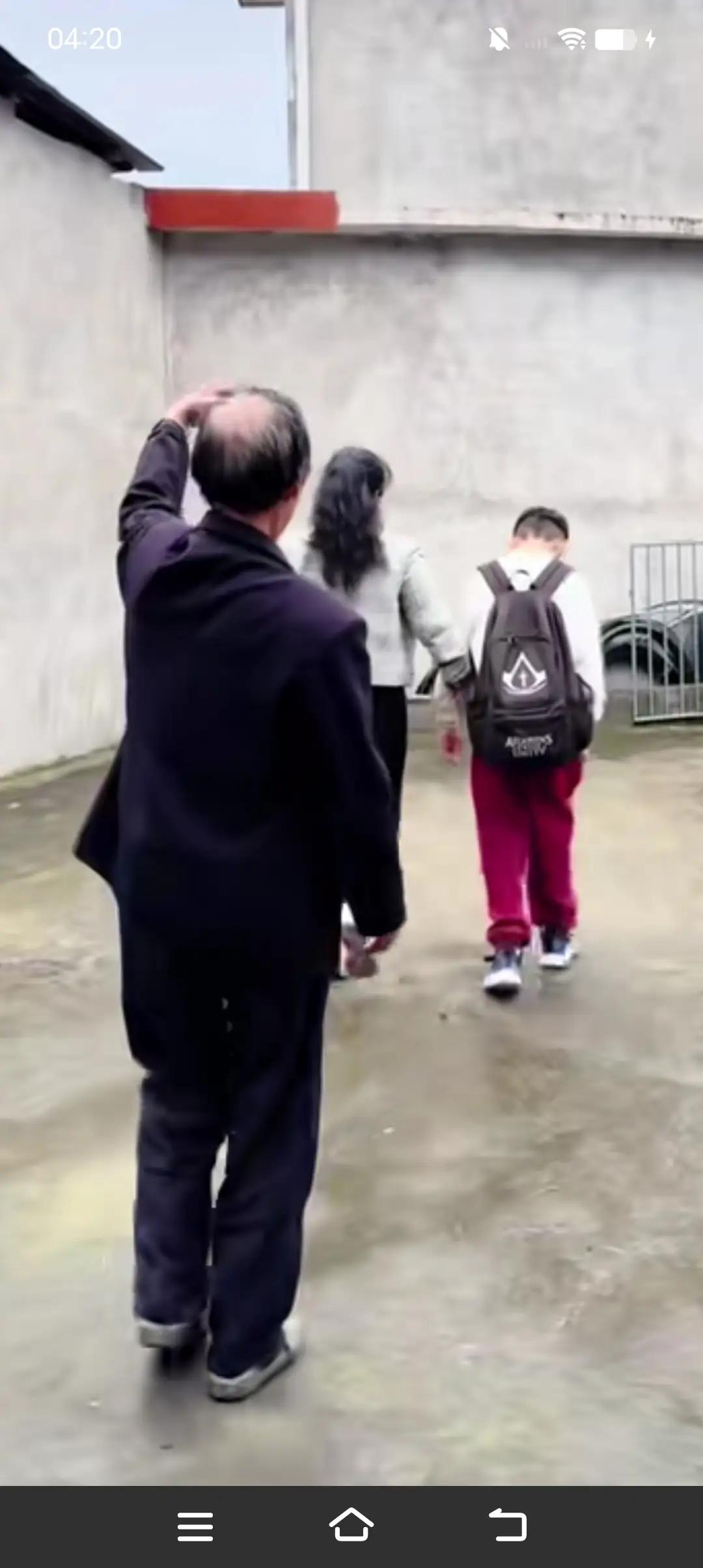 远嫁的女儿来父亲家过年。父亲在发压岁钱时，给孙子500元，给外孙200元。女儿很