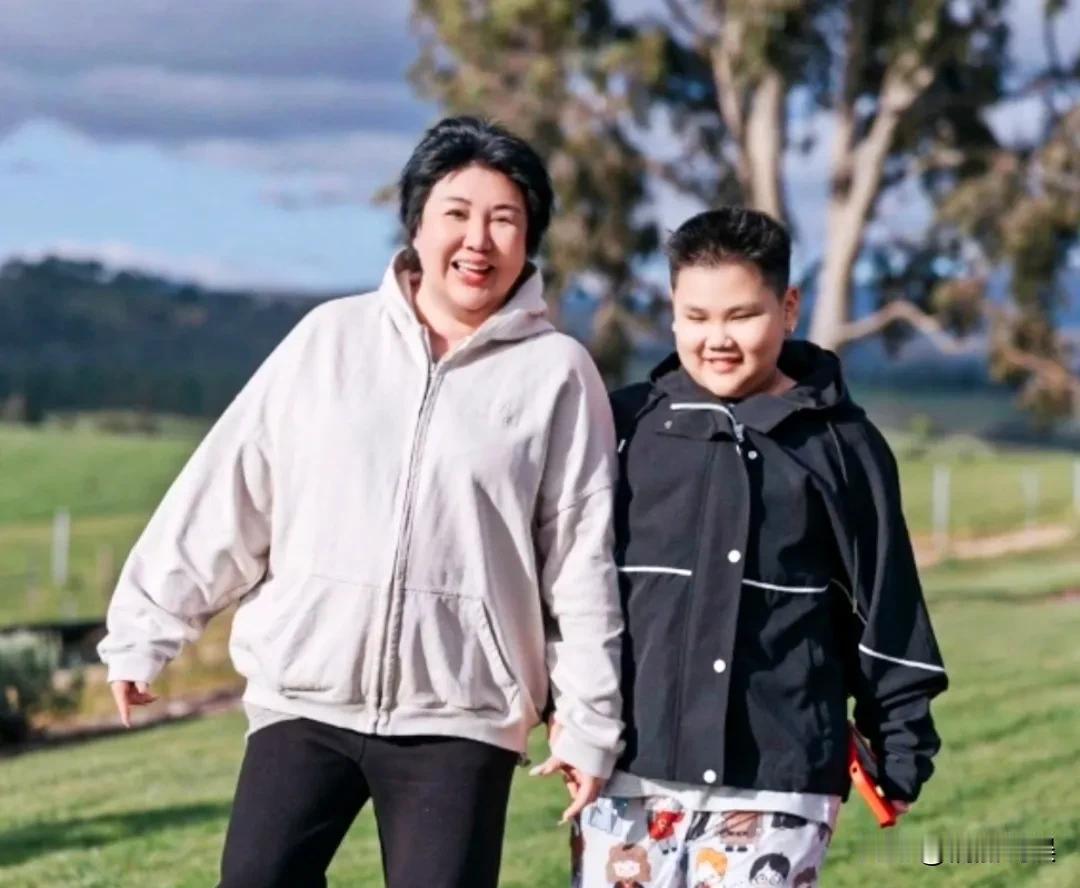 郭德纲和老婆小儿子现身澳洲墨尔本自家的别墅。王惠穿着白色外滩，长眉细眼，身材发