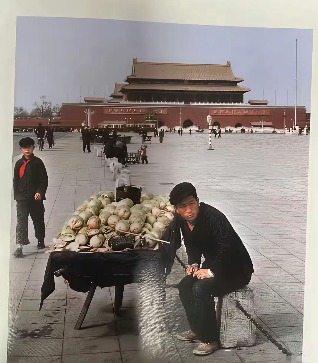 老照片的故事！有没有知道他当年卖的是什么？水果，还是蔬菜，还是小吃？老照片