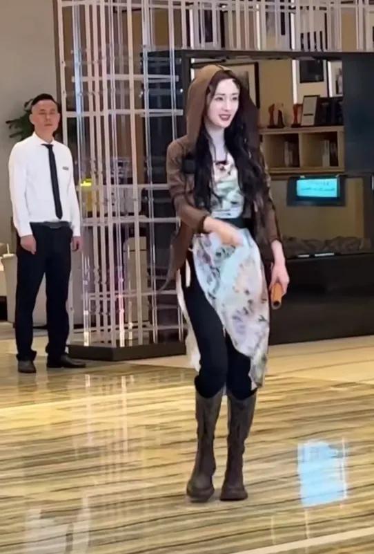 杨幂真的是明星当中很会穿衣服的人。每一次无论是奢侈品大牌也好，还是普通的便服也