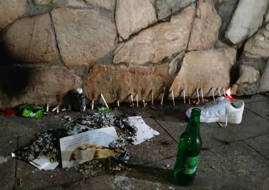 湖南益阳两学生骑电动车撞墙身亡，同学们得知消息也是非常的痛心，来到事发地给他们两