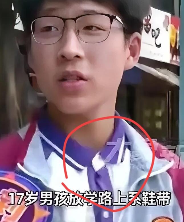5月5日，河南平顶山，17岁中学生放学途中系鞋带时，竟意外在路边捡到32克黄金手