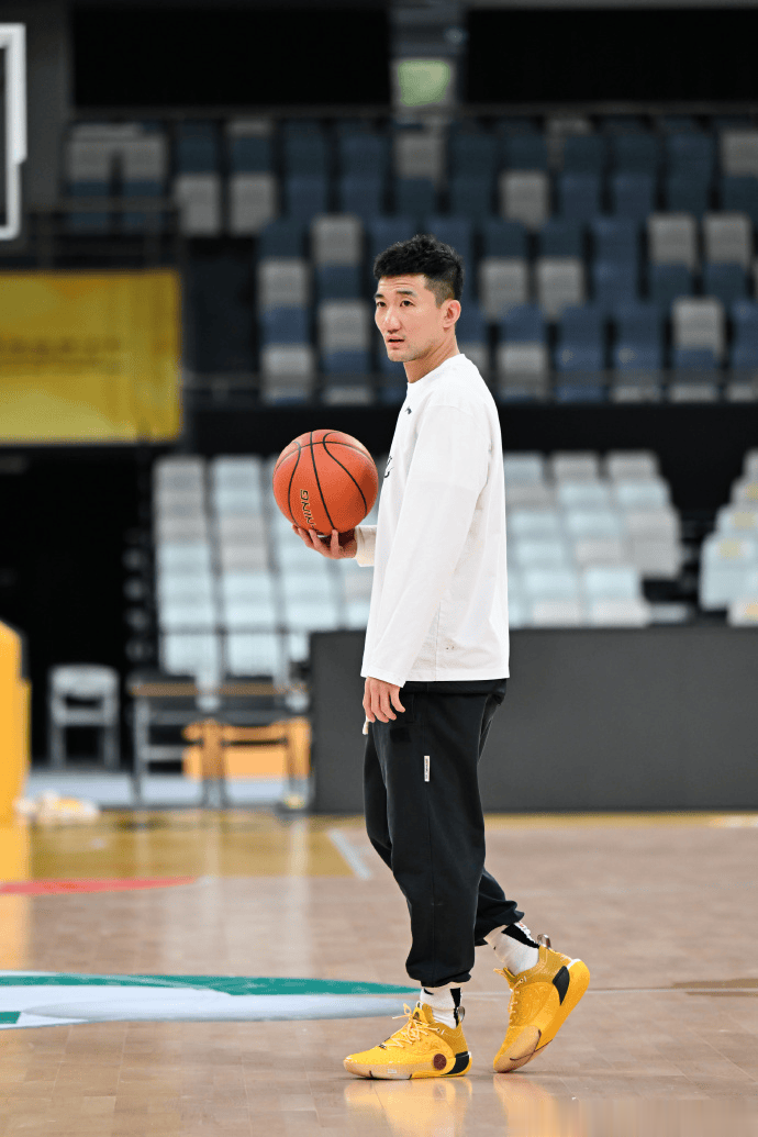 广厦男篮分享今日训练图集: 今日份踩场照, 晚上加油!