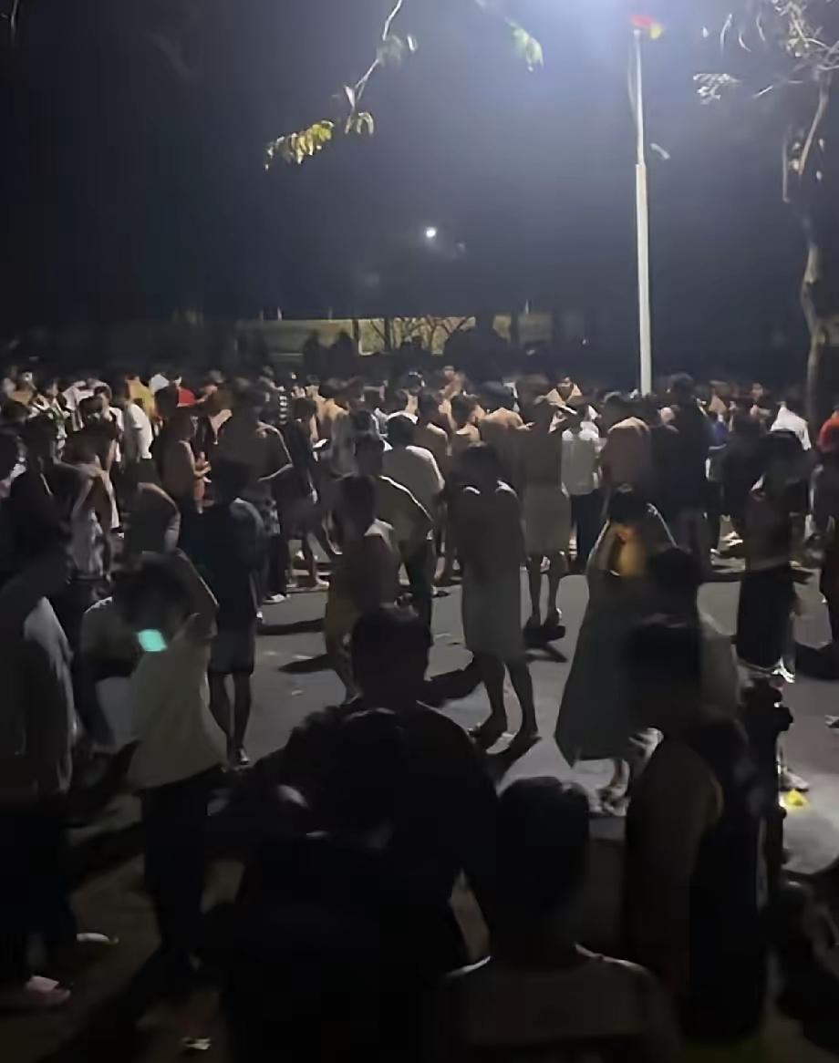 甘肃地震给大家的一个忠告手机和钱都不重要，一定一定记得跑的时候记得带被子