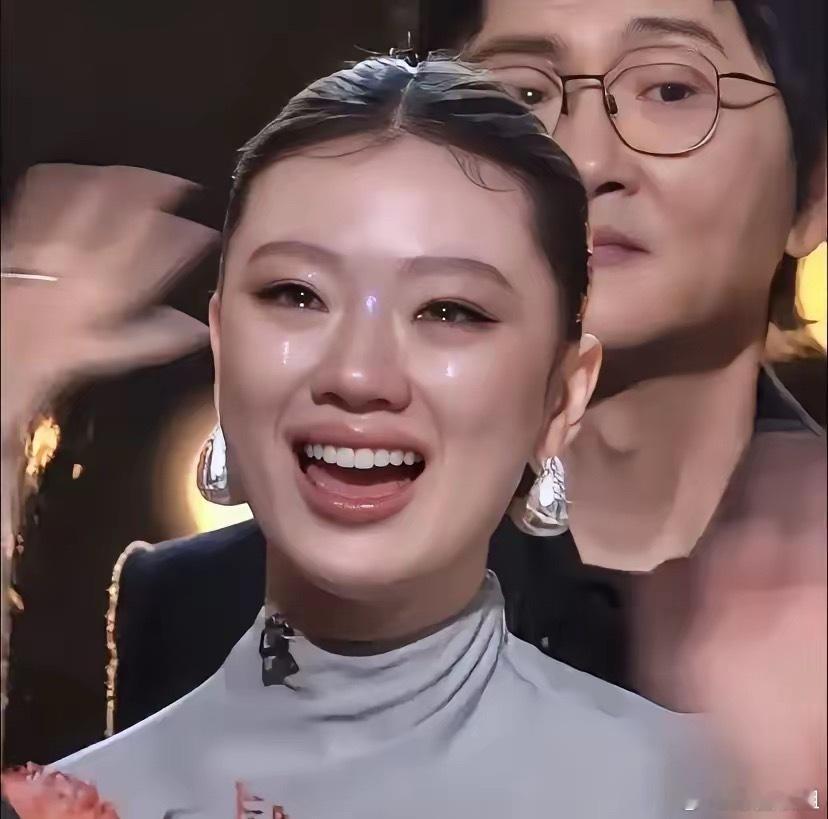 《歌手》宣布歌王是陈楚生后，单依纯在舞台上直接哭了！​单依纯不是难过拿不到歌王的