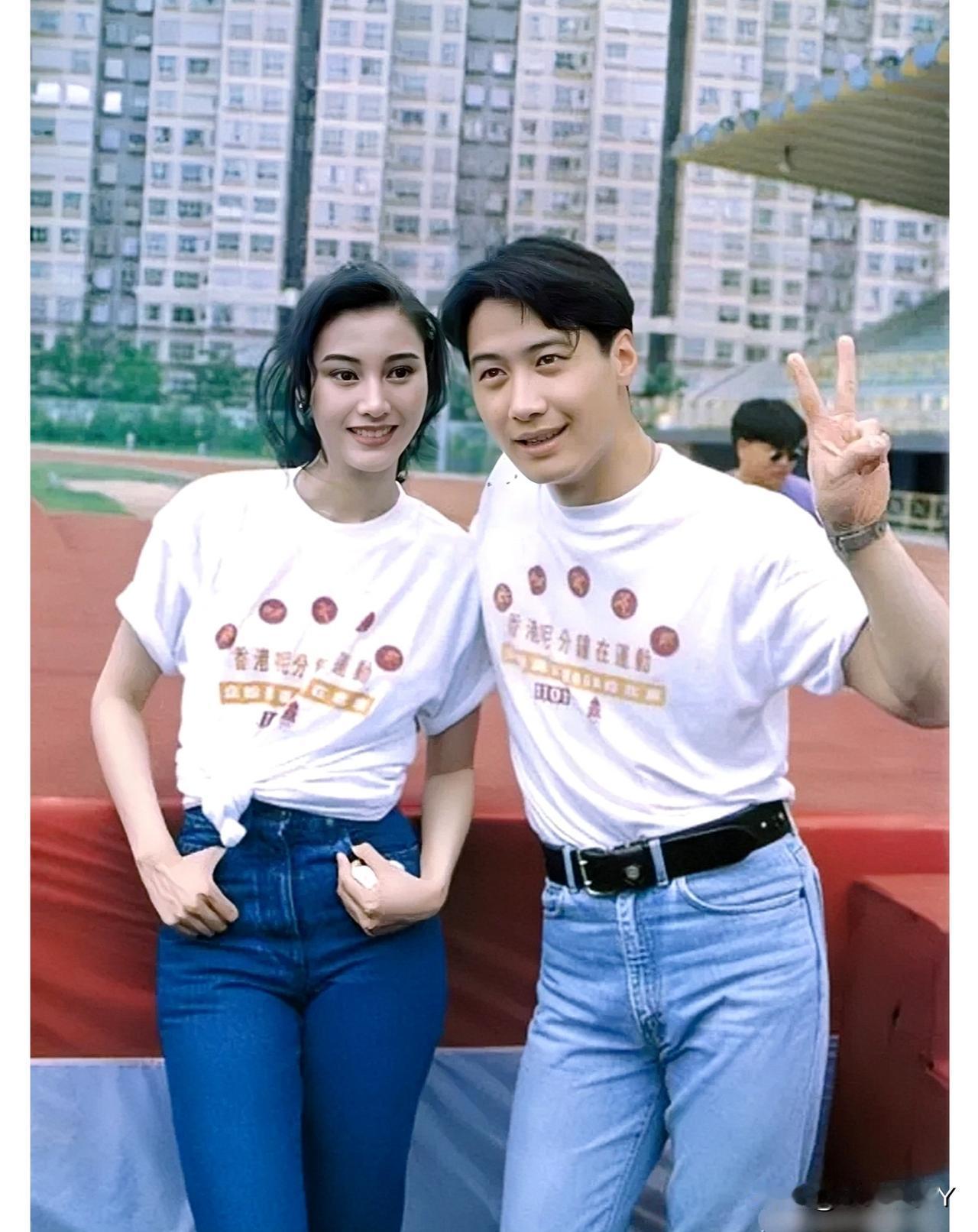 这张照片展现出了李嘉欣和黎明1993年在香港参加活动时的情景，当时李嘉欣23岁，