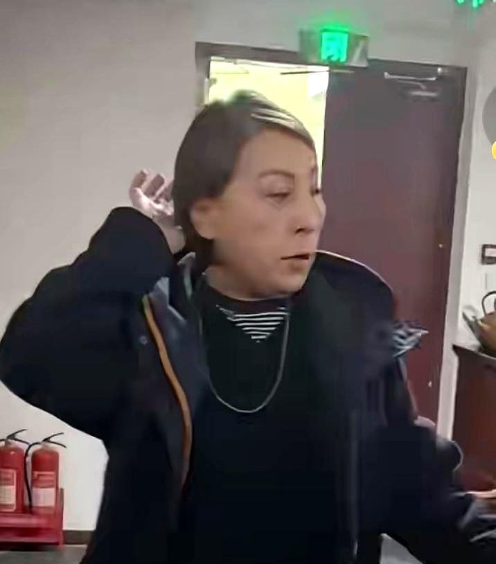 宁云祥没上常规演出,但9月30日他站在德云社“薪火相传”专场的台边,没报名字,没