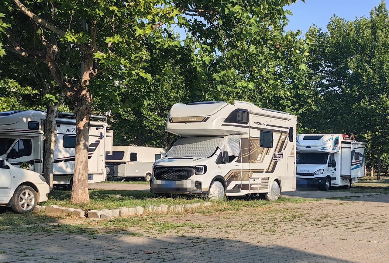 看到在公园里休整的这些房车，我非常不理解这些花钱找罪受的人。偶尔旅游可以活跃人