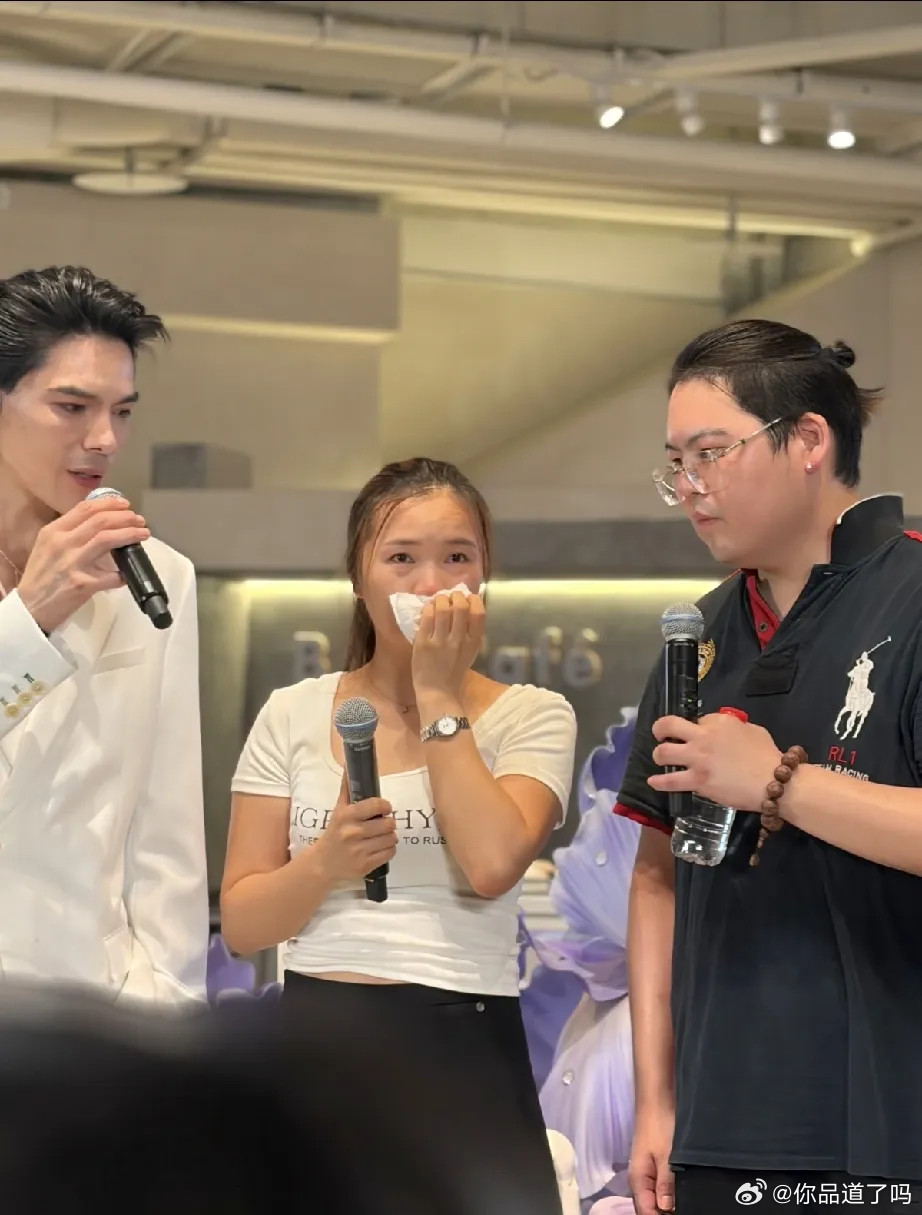 向佐和弟弟向佑一起现身杭州恒隆广场向佑戴耳钉佛串，像个小孩似的，不太像是富二代，
