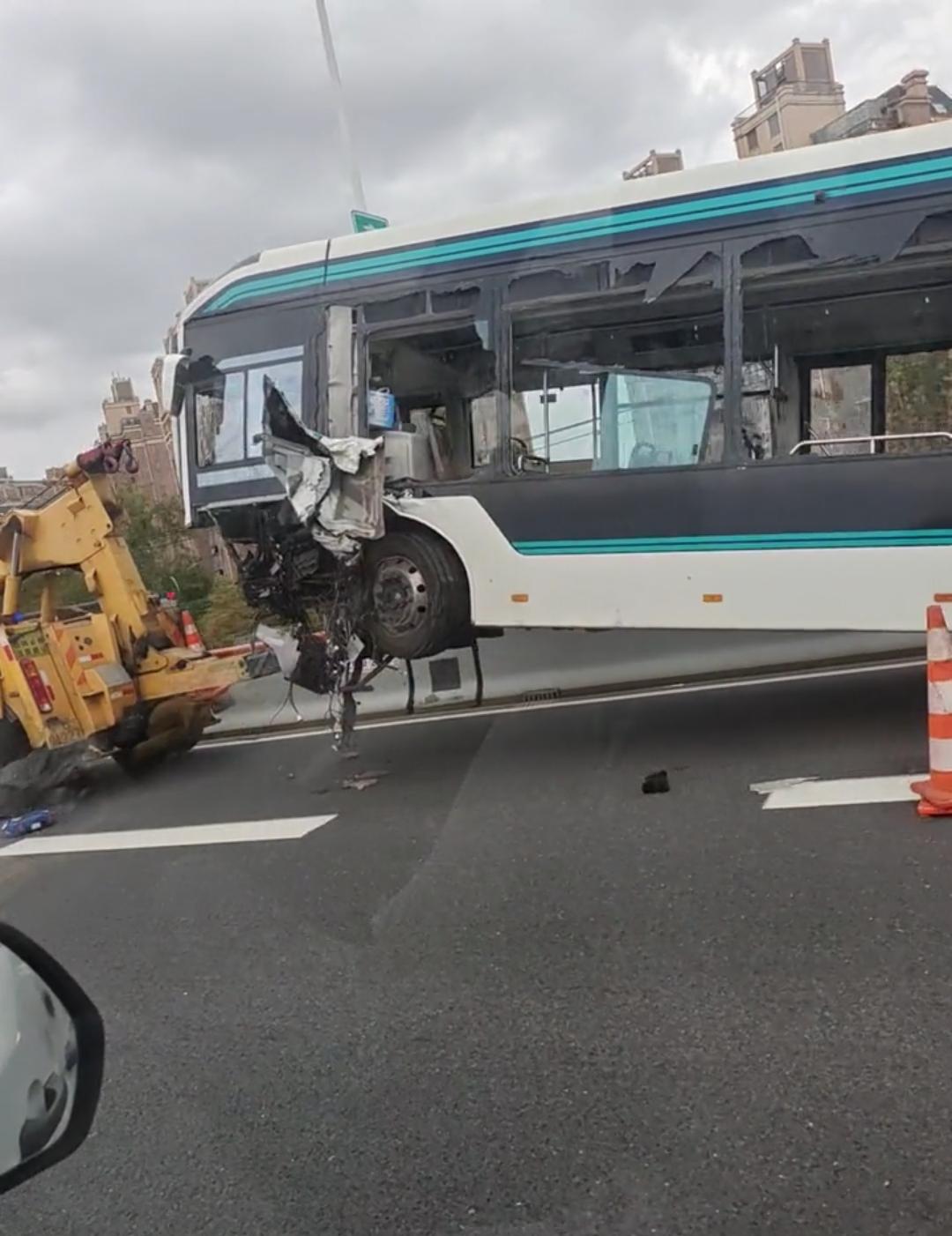 11月4日中午上海逸仙路高架上发生一起公交车事故！不少网友途经此路段，都拍摄