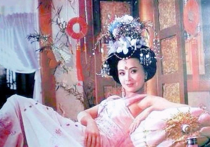 一天夜里，杨玉环被李隆基灌醉了，迷迷糊糊间就看见，李隆基如同饿狼一般，将她拦腰抱