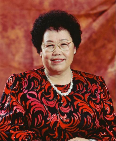 奶奶翻到陈丽华的老照片，盯着看了半天说：“你看这额头，饱满得很，眼睛又亮，一看就