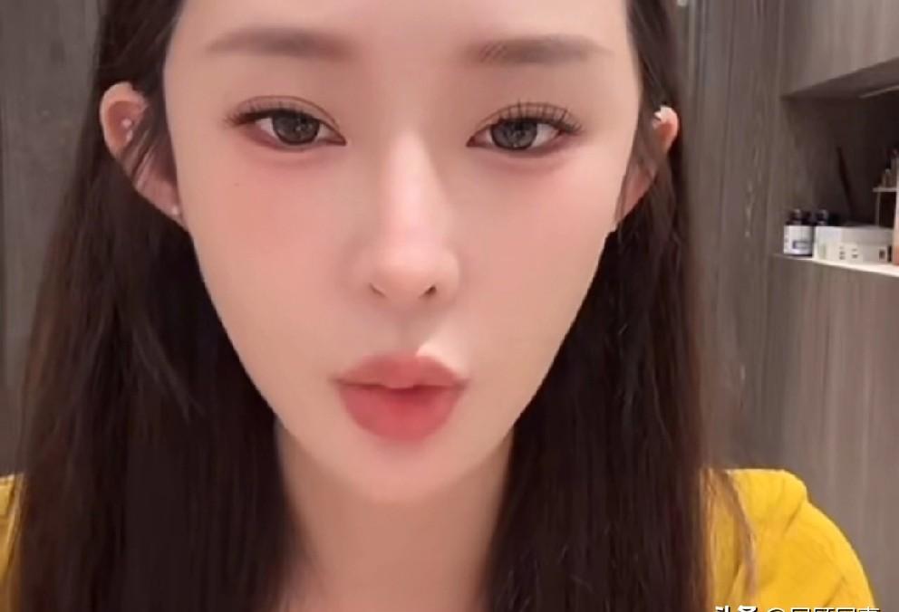 她骂得狠，不是因为生气，是算好了账。四五年骂声没压垮她，反把她骂成了生意。弹