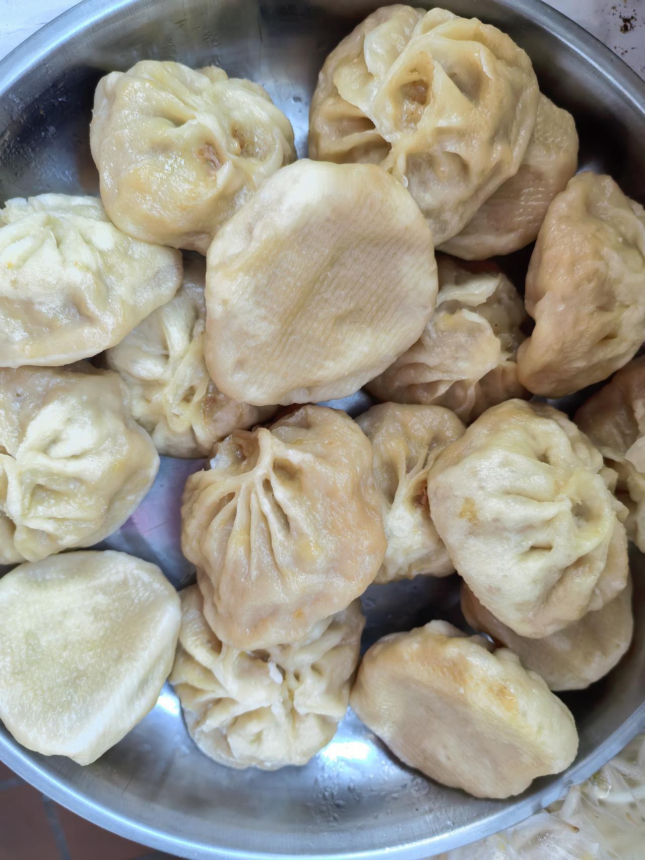 蒸包子好久没有这么失败了。今天包的包子是西葫芦馅，包完后本来是要二次