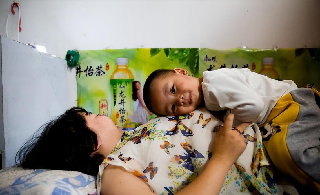 🌙“医学奇迹！”2011年，江西一男子不顾家人反对，娶瘫痪女子。新婚夜前夕，岳