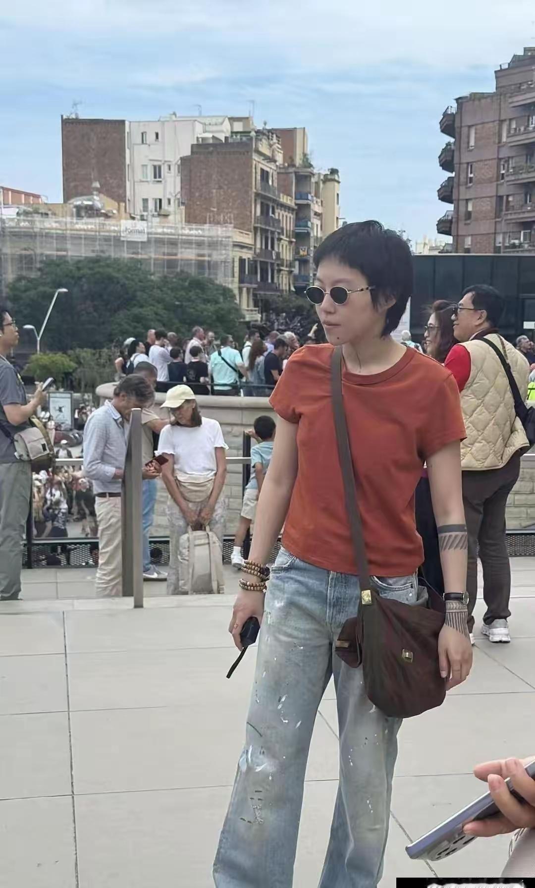 窦靖童都市街头穿搭指南超复古：复古T恤+破洞牛仔裤，时尚又随性！