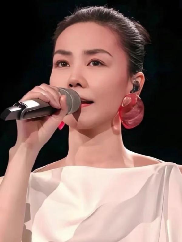 最近王菲在出席活动的时候搭配了一身白色的衣服，看起来很有女神范儿，气质也相当的不