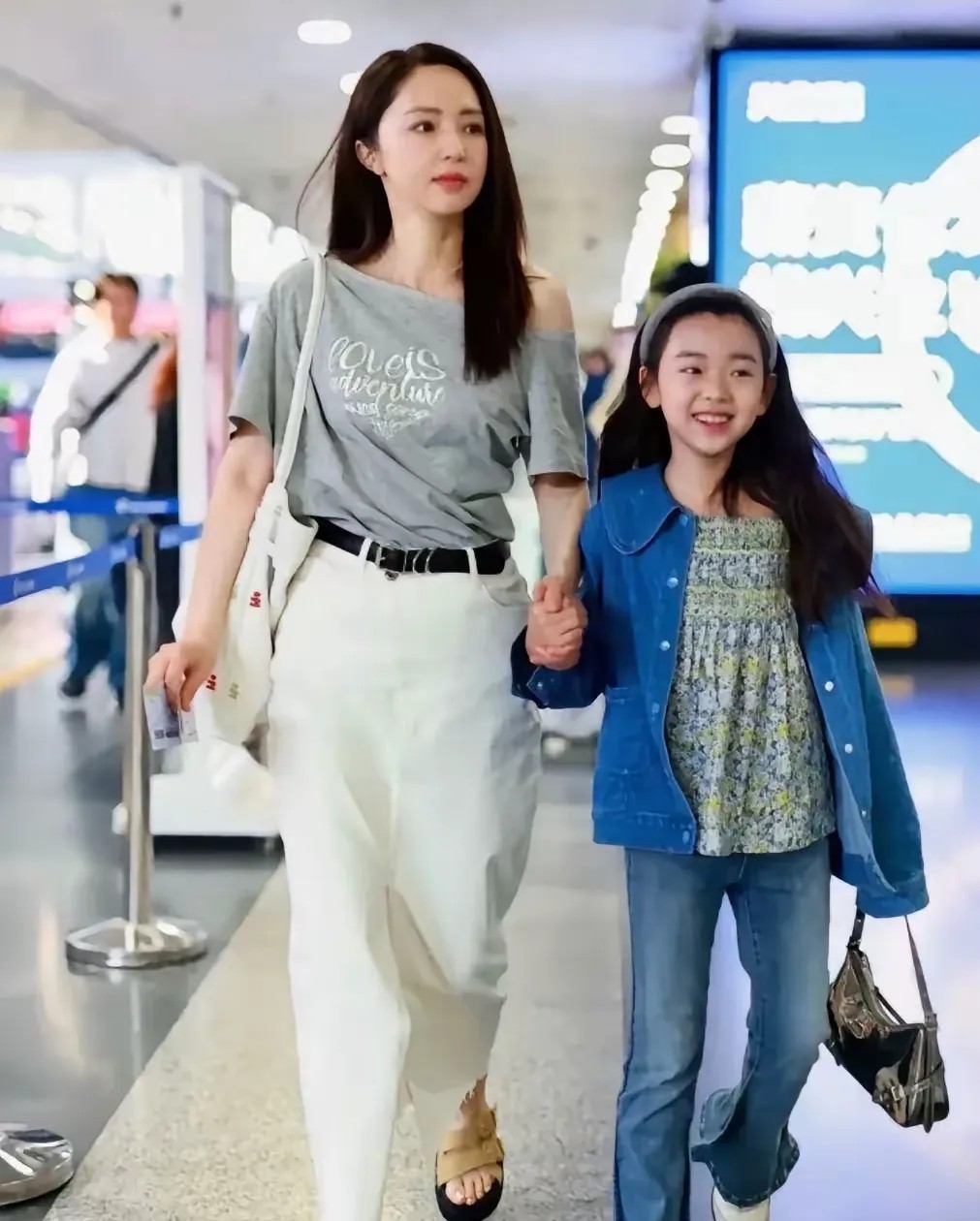 董璇身边这位漂亮的小公主是谁？长得好美呀，又是一个美人胚子