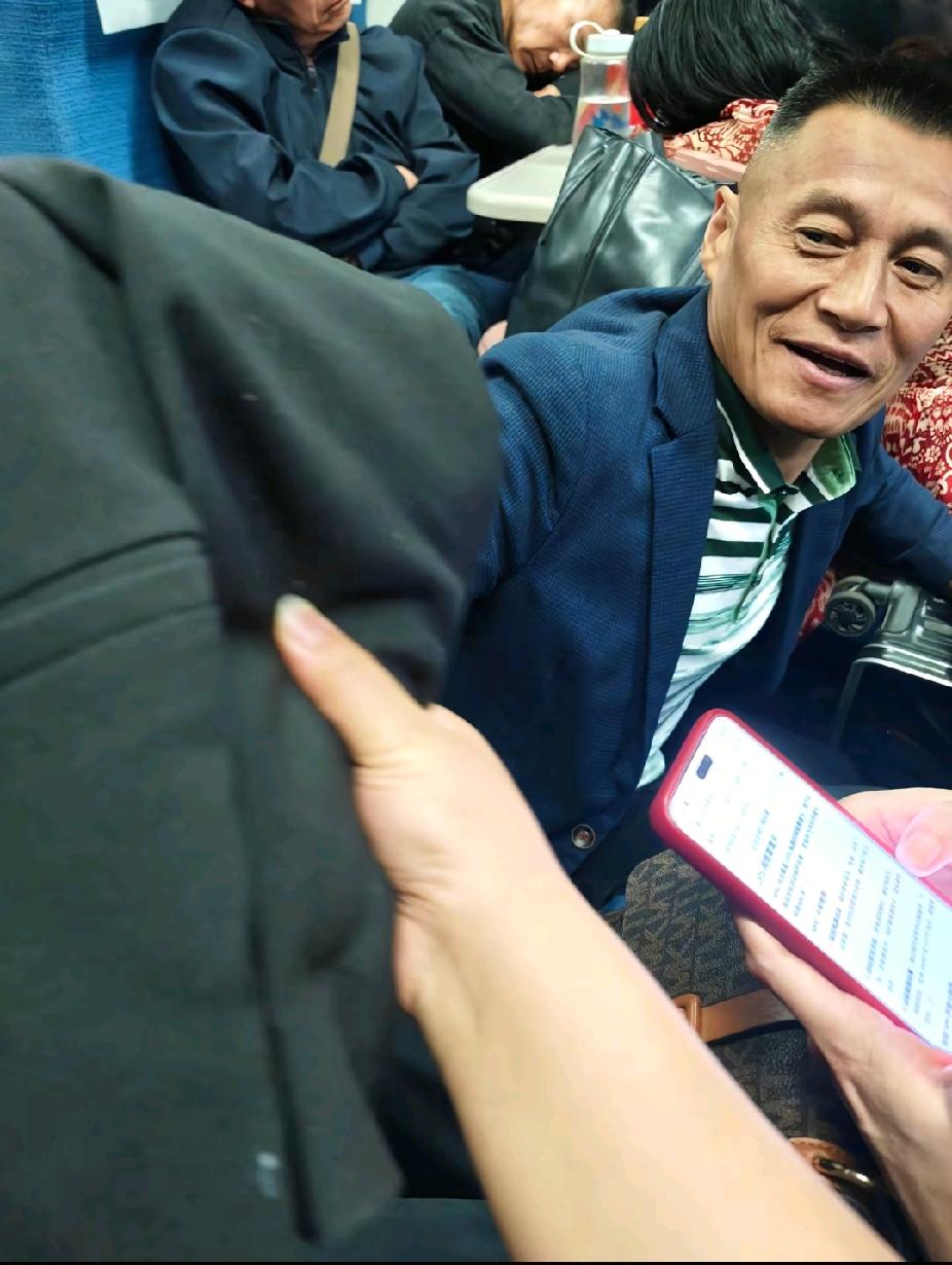 绿皮火车的硬座车厢里，一位年轻女子身穿短袖短裤，不断地抱着膀子，陌生大叔的一个举