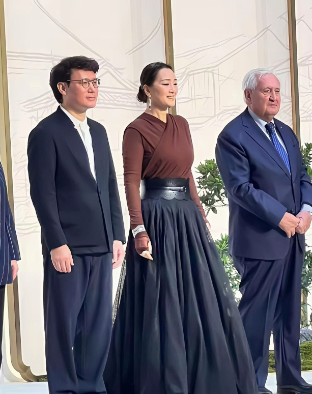 巩俐与丈夫现身法国国宴，气场夺目，足见其在国际舞台的非凡地位。60岁的她状态极佳