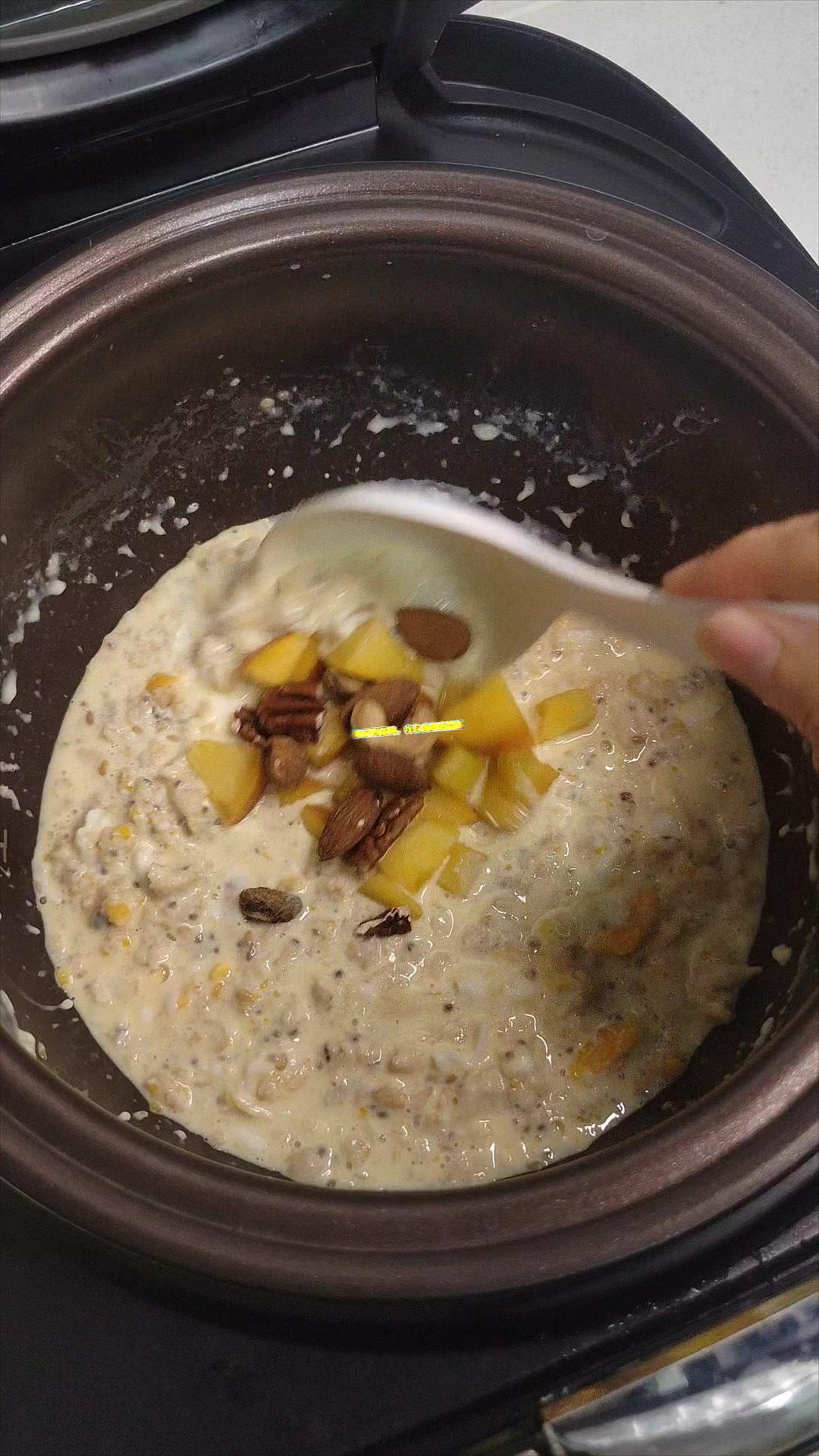 ✨这个做法很适合又懒又馋的我。🍳食材：小半碗燕麦、半碗水、鸡蛋、牛奶、水