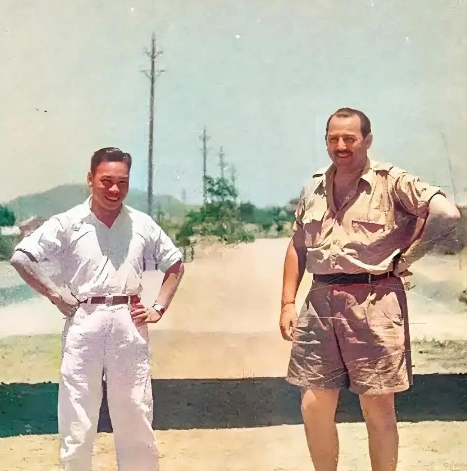 1942年，江西赣州，蒋经国与记者哈里森·福尔曼的一张留影，当时蒋经国已经在赣州