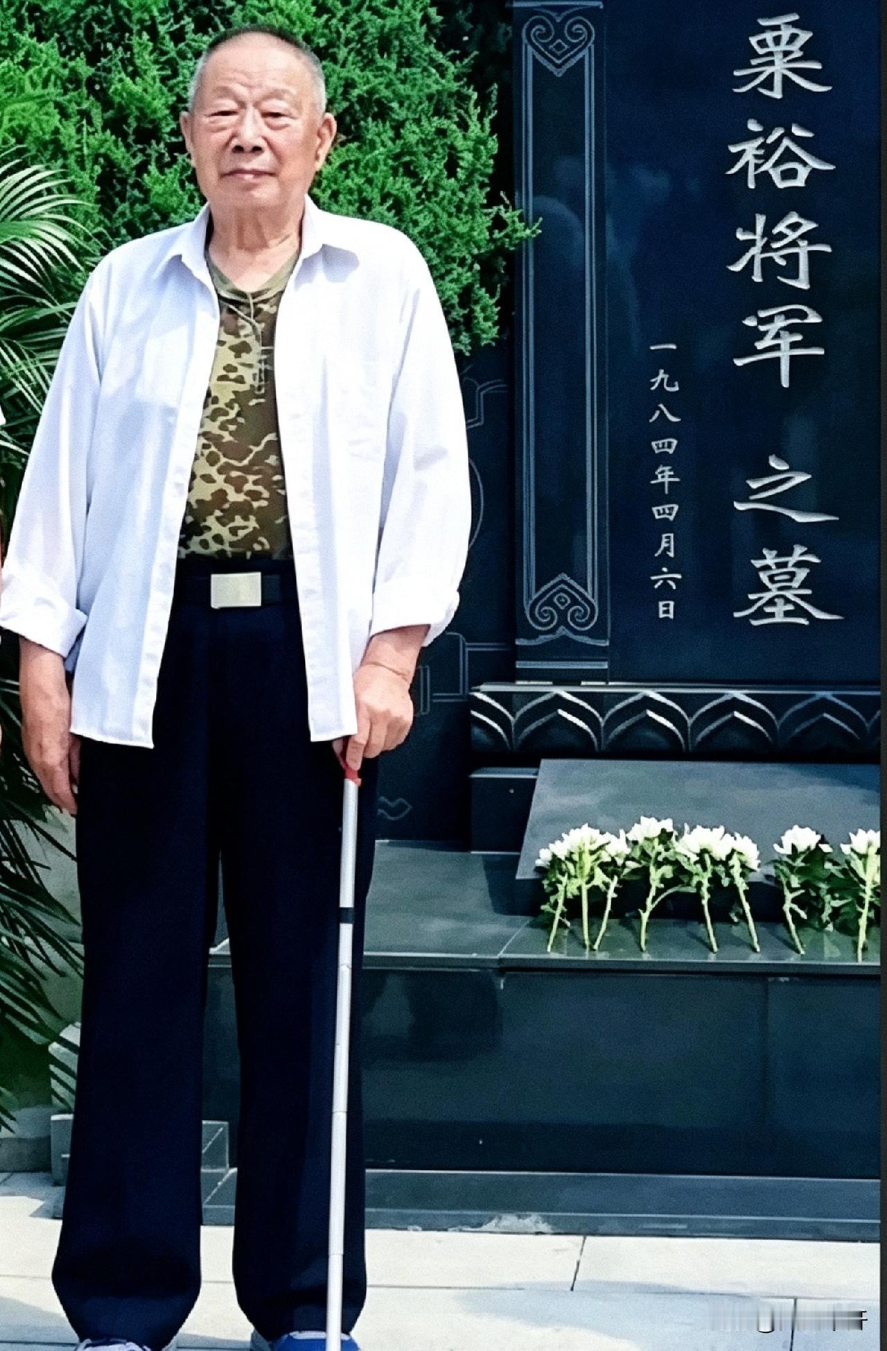 孟良崮那个地方，粟戎生去过。年纪不小了，专程跑一趟，就为了看看他爸粟裕的墓碑。他