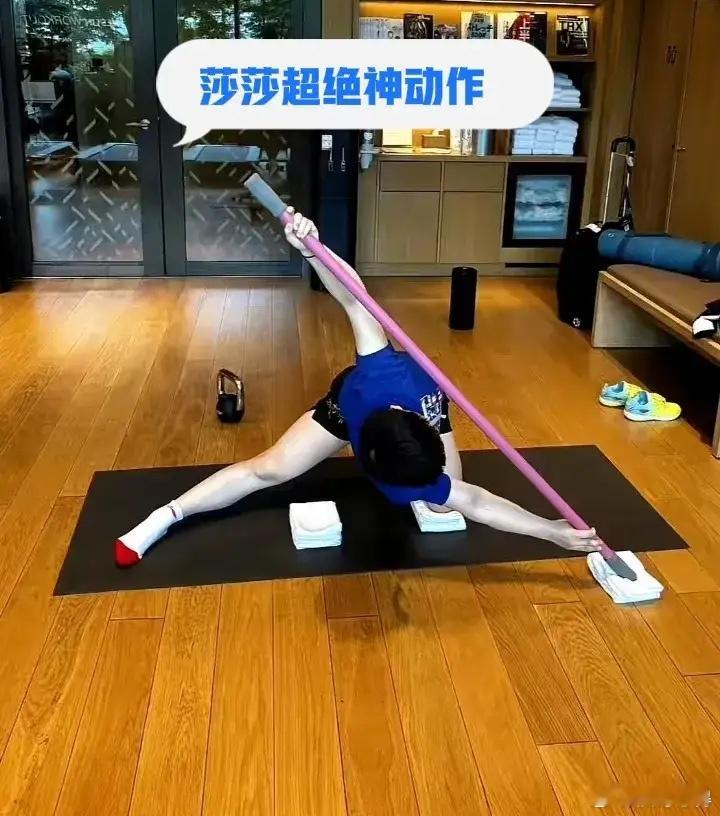 孙颖莎功夫了得谁敢挑战莎莎的体能动作，太难太厉害了，每一个动作都好难，尤其是第一