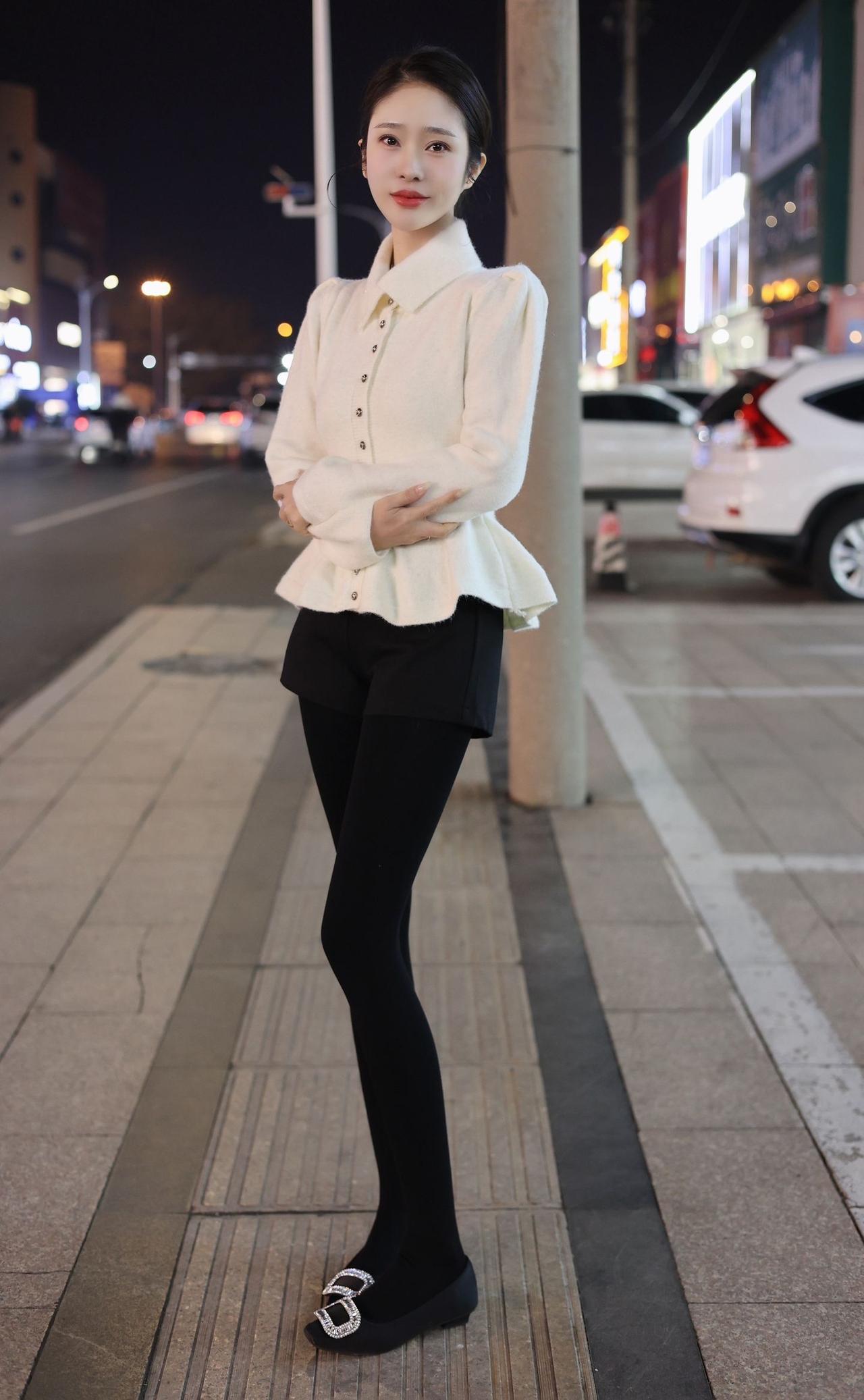 夜晚街拍，优雅白衬衫搭配黑色紧身裤，时尚又迷人！