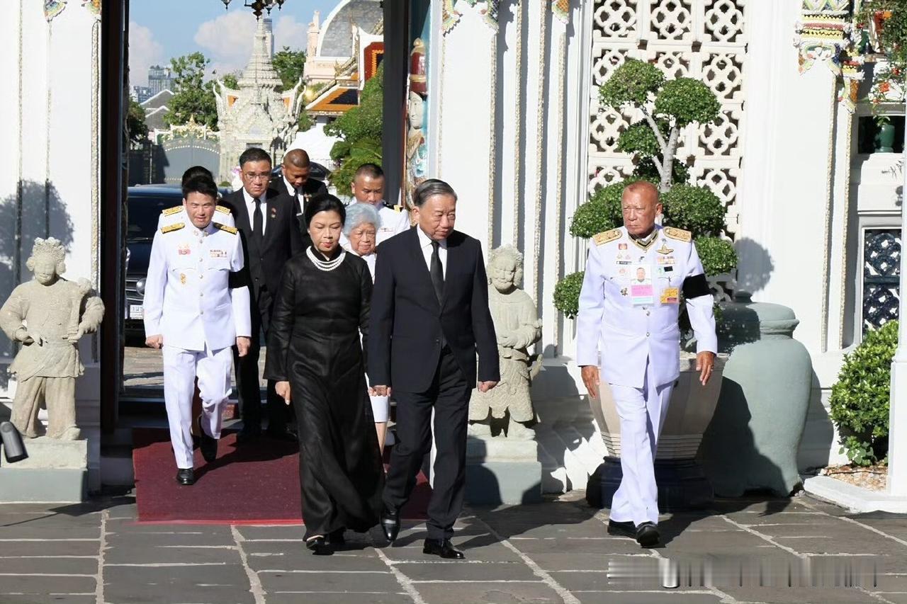 越南主席苏林和夫人到访泰国，先去大皇宫缅怀已故的诗丽吉太后，然后玛哈国王和苏提达