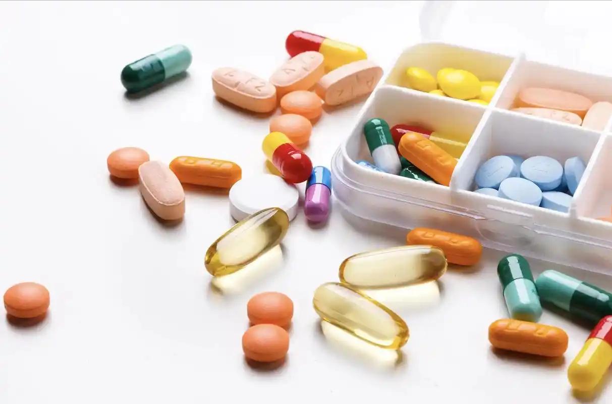 一感冒就吃抗生素？注意：感冒千万别再乱吃这2种药，无效还有害 感冒刚开始，