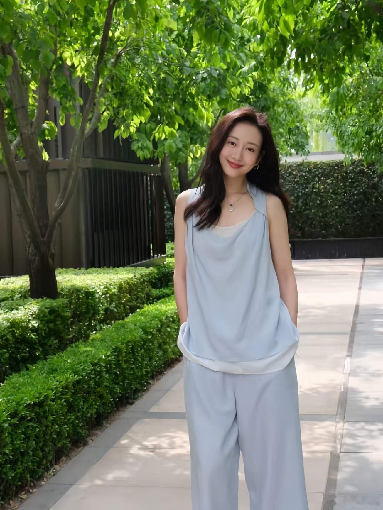 1.少女妈喜欢一个人的时候就会很主动找对方聊天，不喜欢一个人的时候就不会不会搭理对方。2.王鸥现在接