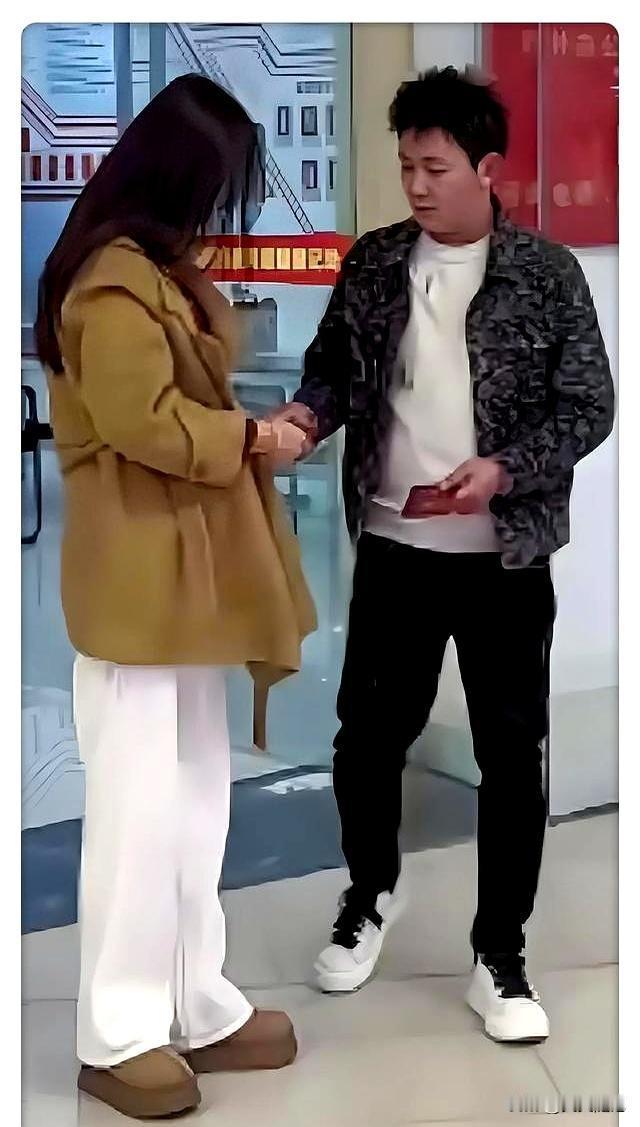上海男人办完离婚，塞给前妻一张卡：里面有900万说真的，离婚见人品。上海