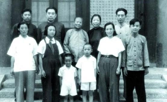 我国很多知名人士的家世关系都是夙有渊源，大文豪鲁迅和周恩来也是。鲁迅原名叫周树