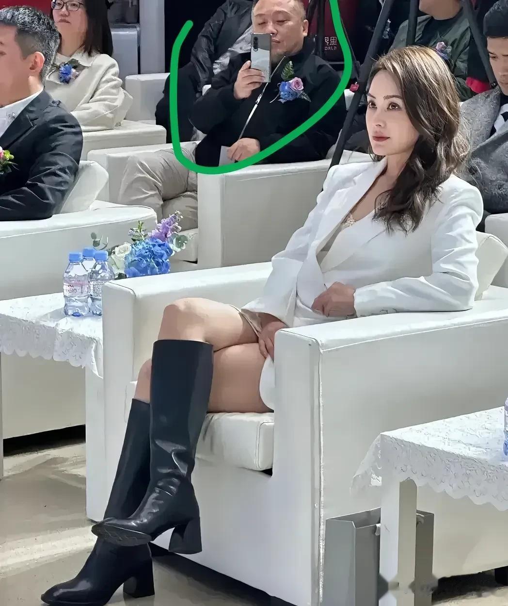 阿娇钟欣潼太漂亮了，坐在后面那个男人都忍不住拿手机来拍她。