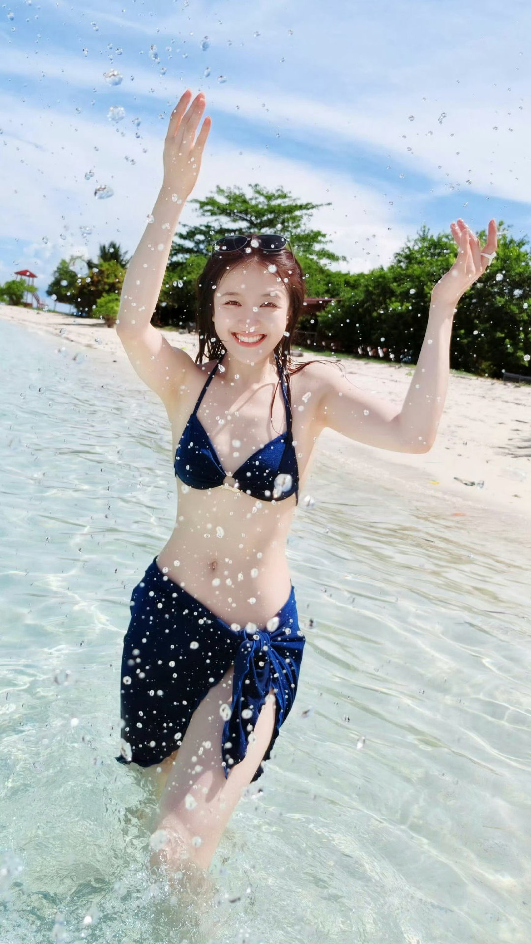 李兰迪泳装大片慷慨有余然实力欠佳​