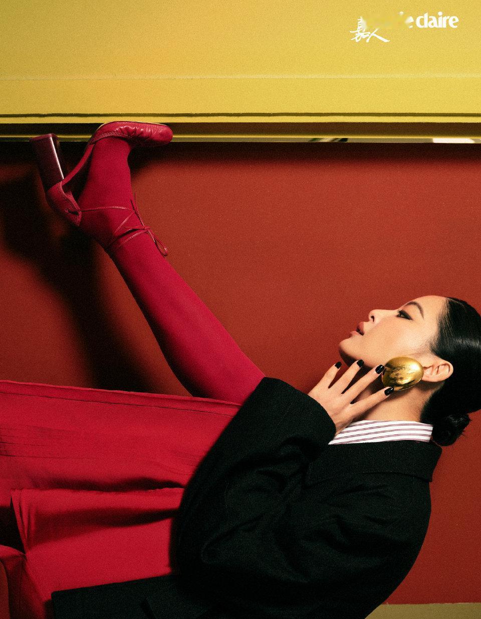 辛芷蕾11月份封面写真，红色丝袜高跟真有韵味！