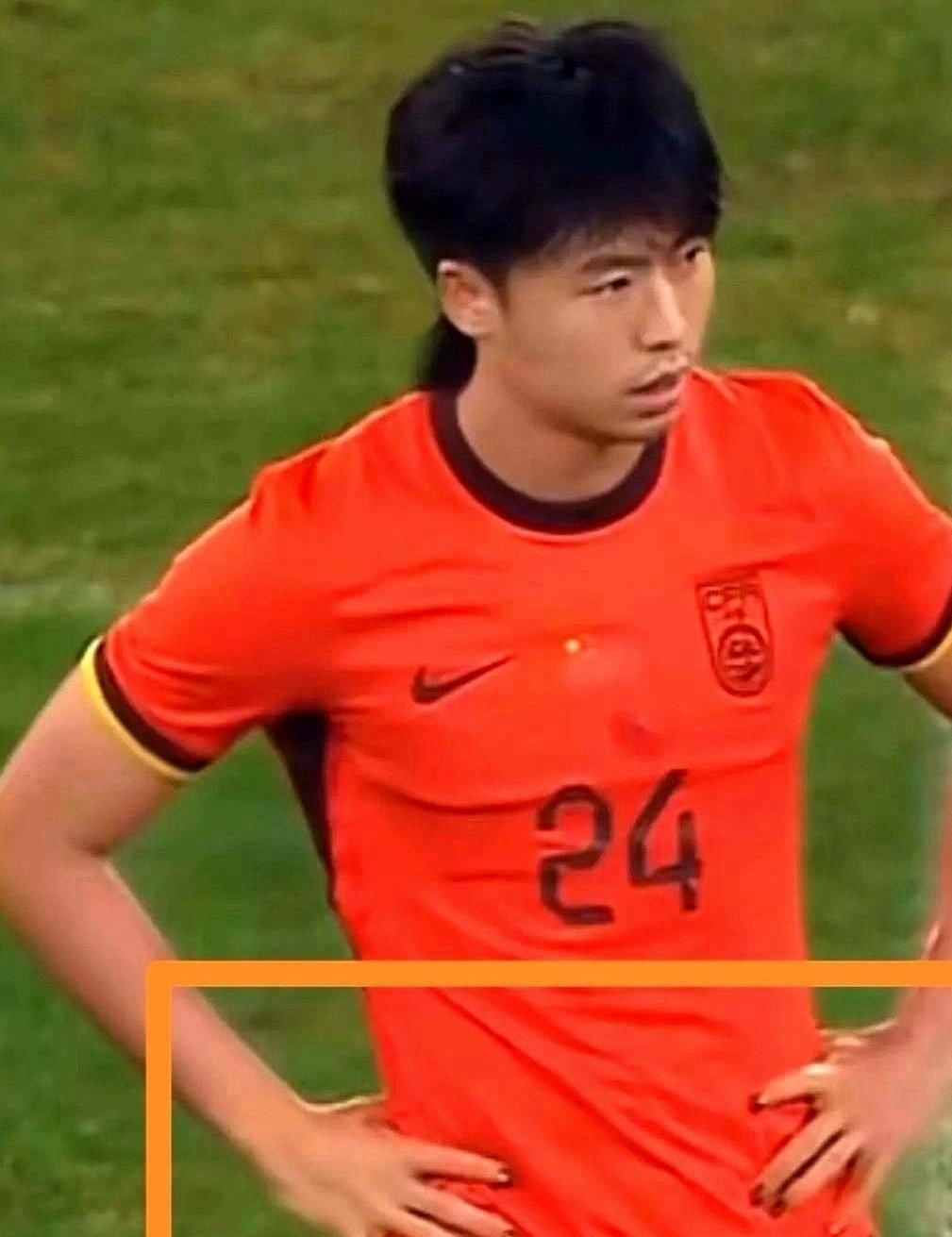 国足球员做美甲？球迷怒斥：绿茵场不是秀场！