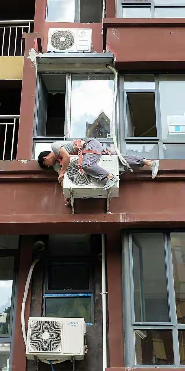 “他没戴安全绳，从六楼掉下来了。”工人徐某的家人，怎么也没想到，一次普通的空