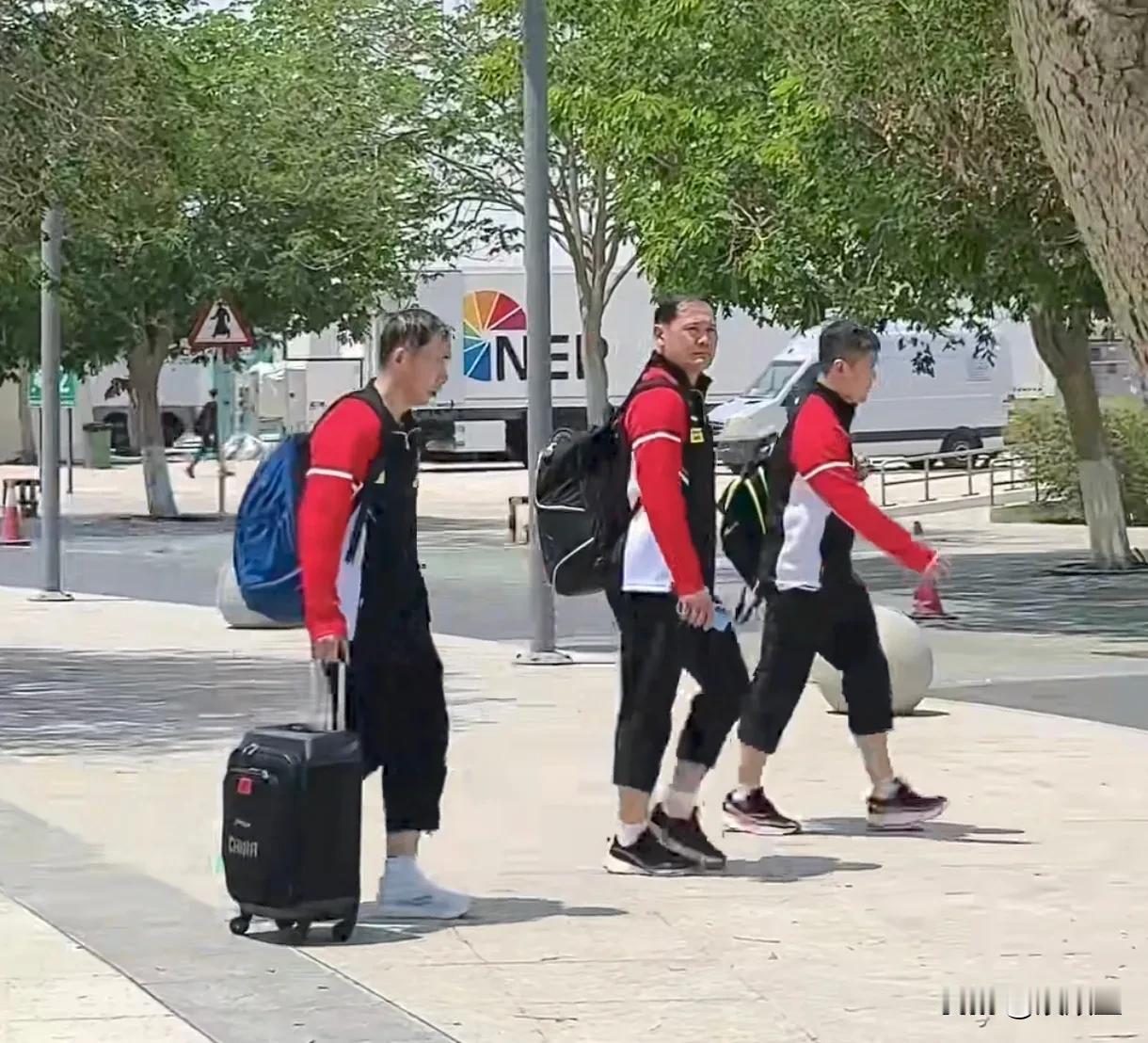 多哈世乒赛，国乒下训一幕，被肖指导意外到了！肖指导、马琳是难得不防晒的二人，可