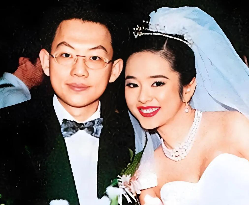 1995年，叶蕴仪拒绝了苦追她三年的林志颖，转身嫁给了千亿富豪的陈柏浩，婚后的第