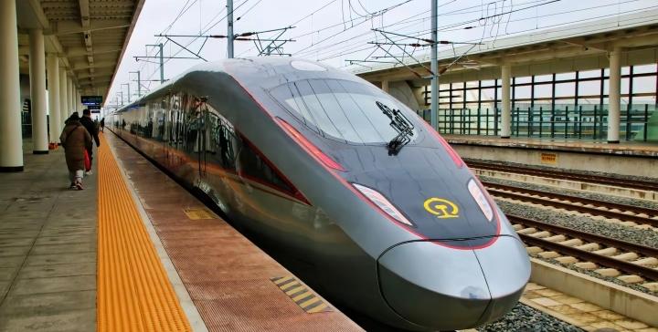 高铁经停下车抽烟错过列车，12306回应漏乘处理方式引发热议最近，一名高