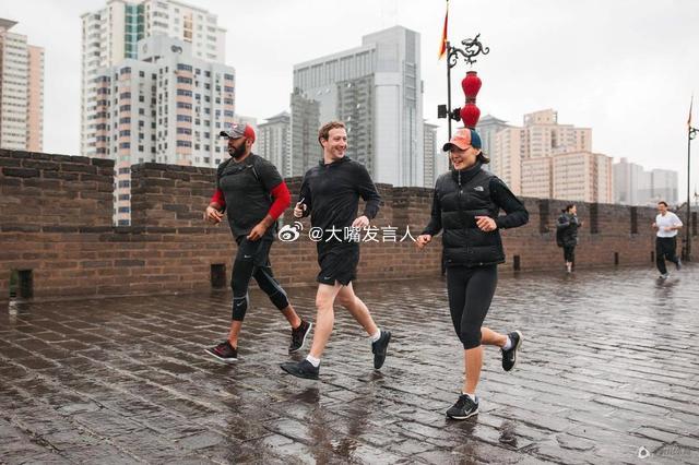 慢跑了4公里，爽爽地跑回来张雪峰老师因心源性猝死去世，张老师被推上担架车是穿着