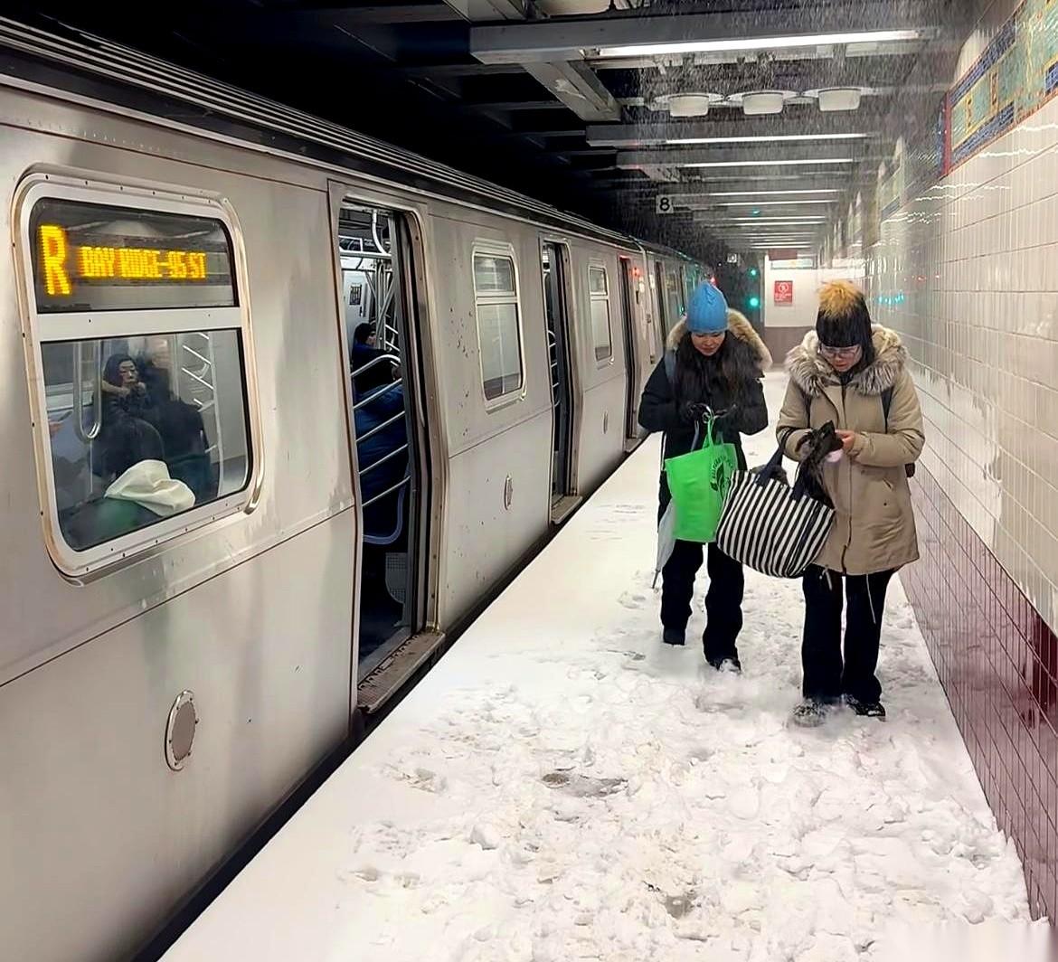 聽說紐約地鐵裡下雪了。不是站台，是轟隆隆開著的車廂裡面，雪花從頂棚縫隙鑽進來，