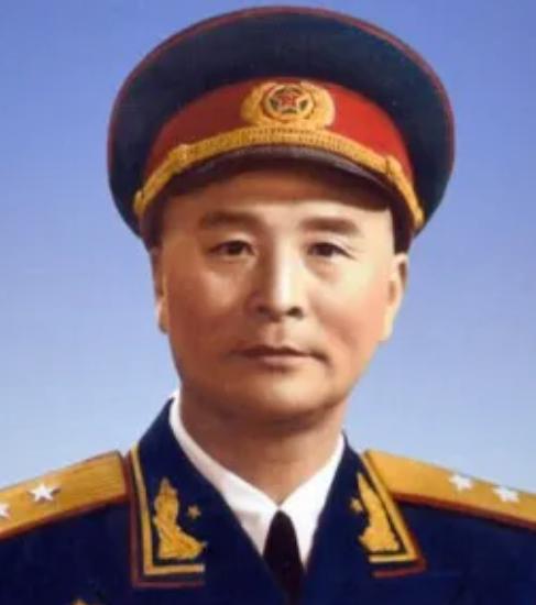 1936年，一位老大娘上山采野果。草棵里的血腥味混着腐烂气钻鼻子，她本想绕开