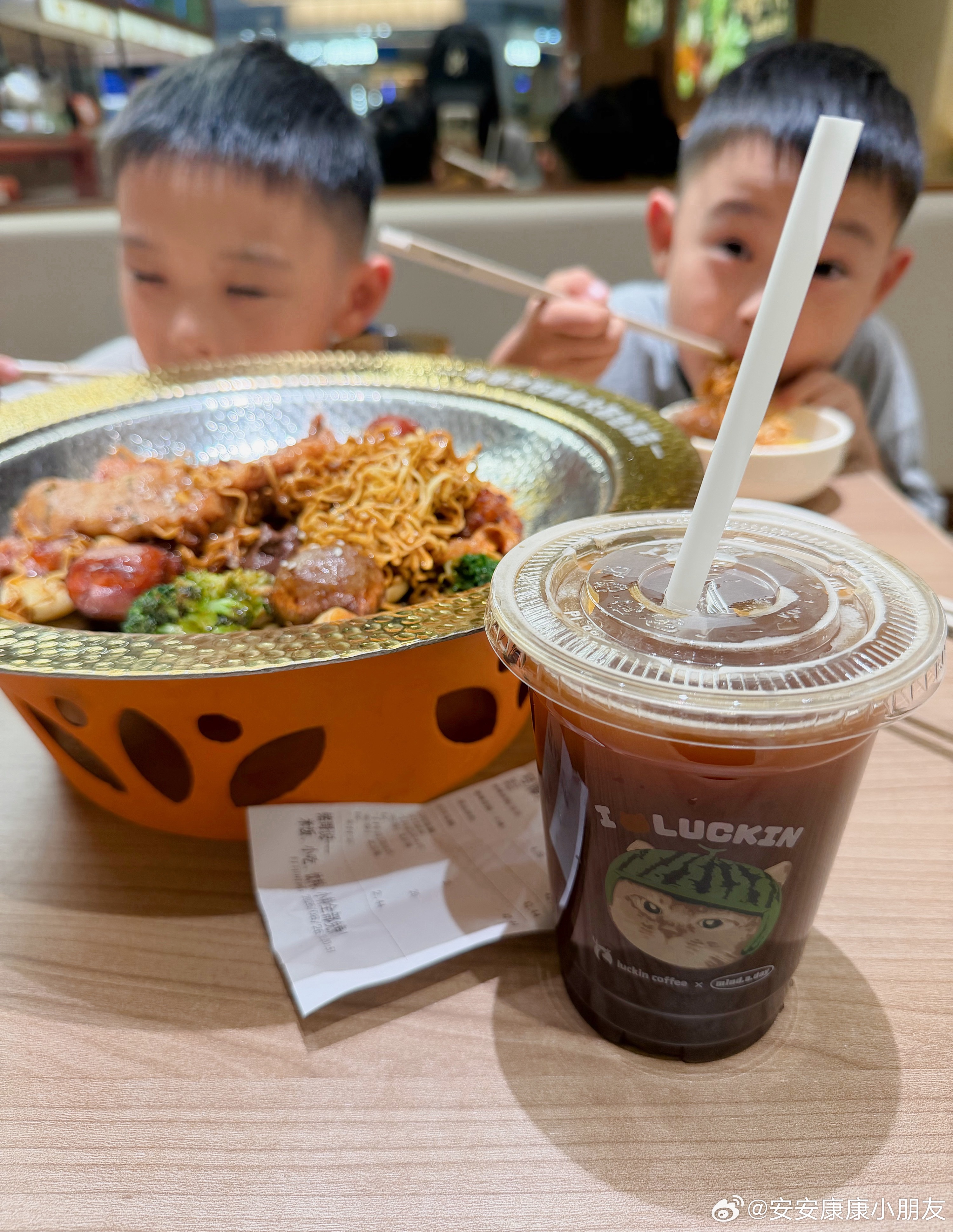 这俩人可爱吃麻辣香锅了[doge]我喝咖啡，就不吃饭了想到网上有人问为什么妈妈只给