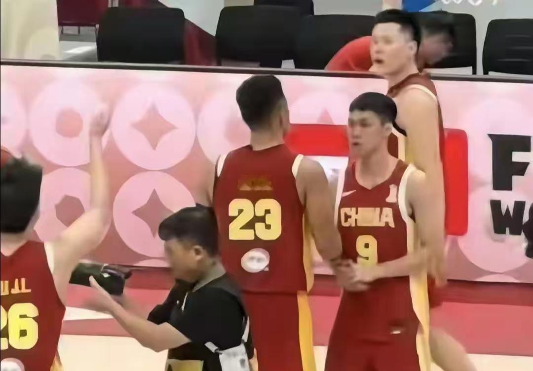 场边名场面！庞峥麟情绪激动，贺希宁及时劝阻比赛场边出现颇具话题的一幕。球队