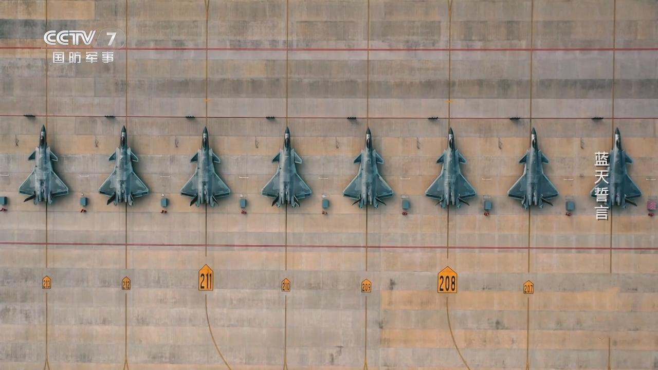 这个单位好可怜呀，这么多世界一流的五代隐身战斗机，就这么露天放着，不要说那种可防