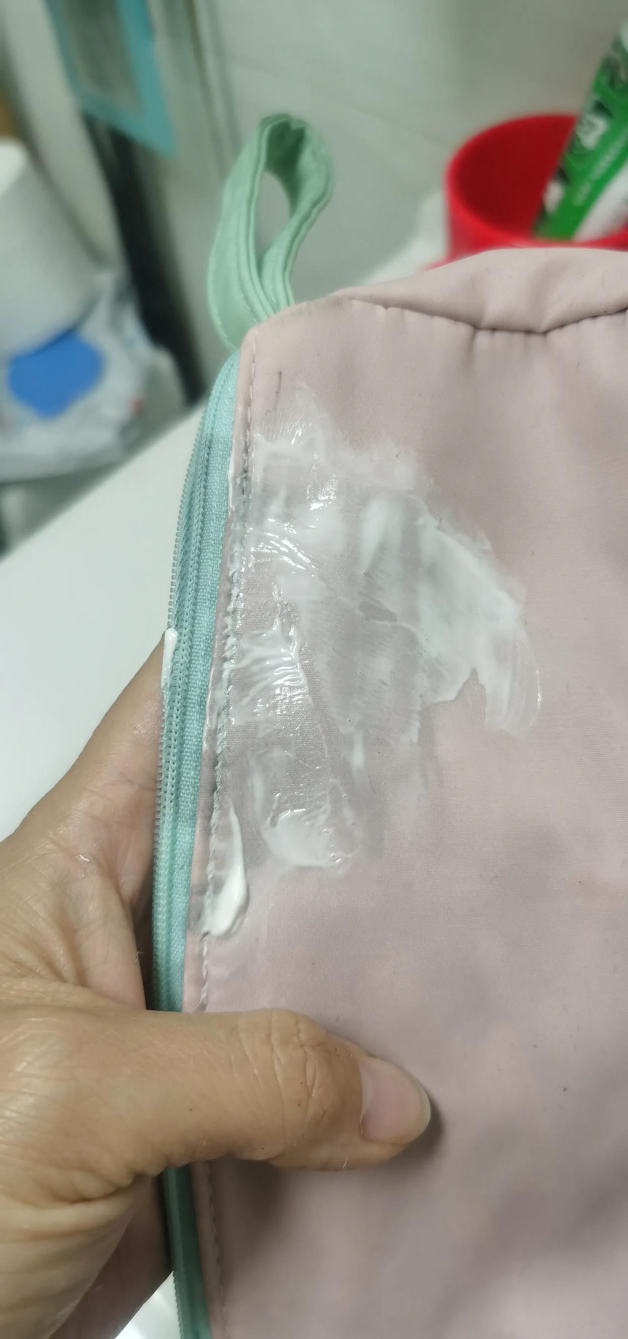 这要怎么洗掉？笔袋上面不小心洒到了墨汁，立马拿去洗，但是悲催的是用洗衣粉洗不掉